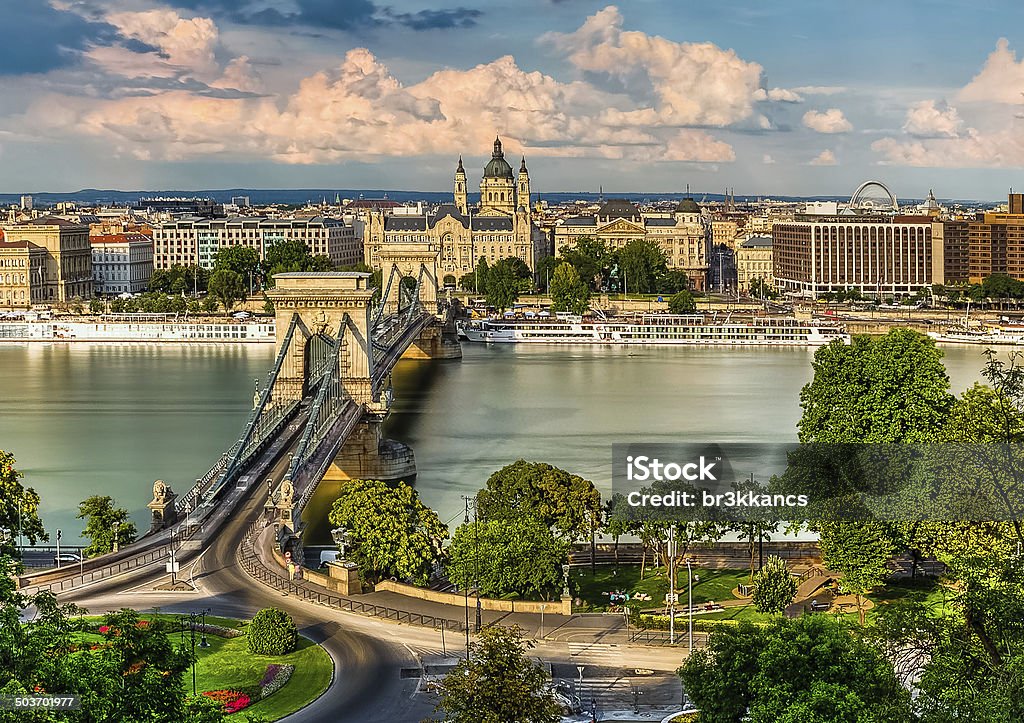 Le pont à chaînes Széchenyi, et la basilique de Budapest yeux - Photo de Budapest libre de droits