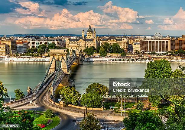Photo libre de droit de Le Pont À Chaînes Széchenyi Et La Basilique De Budapest Yeux banque d'images et plus d'images libres de droit de Budapest