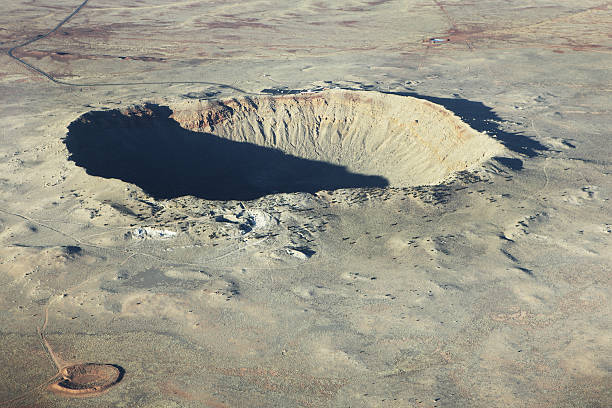 barringer paisaje cráter de meteorito de arizona - winslow arizona fotografías e imágenes de stock