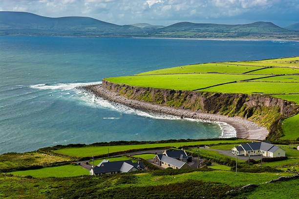 case sulla costa dell'irlanda - kerry coast foto e immagini stock