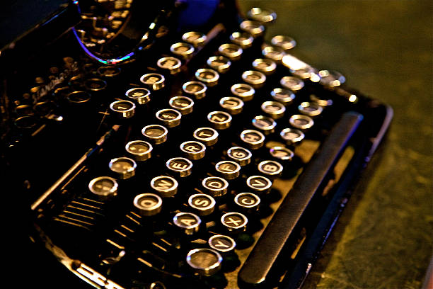 teclado de máquina de escrever sendo impressas retrô chaves do jornalista escrito alfabeto equipamento de comunicação de mídia - typewriter the media journalist retro revival - fotografias e filmes do acervo