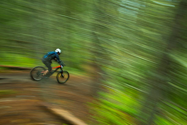 enduro competição de bicicleta de montanha - racing bicycle cyclist sports race panning imagens e fotografias de stock