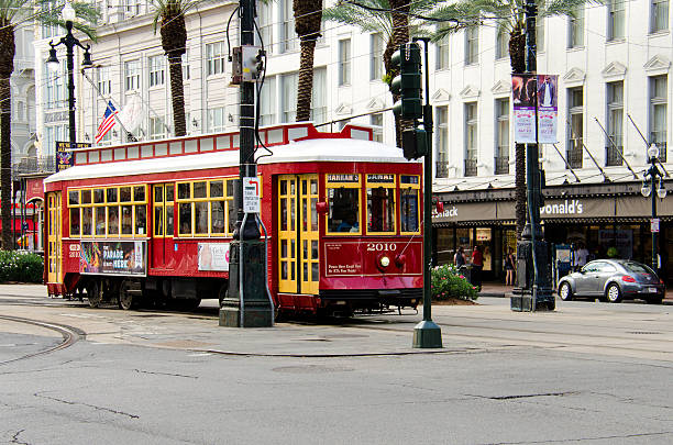 straßenbahn in der innenstadt von new orleans, louisiana. - cajun food stock-fotos und bilder