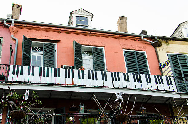 historisches gebäude mit pianotasten dekoration in new orleans. - cajun food stock-fotos und bilder