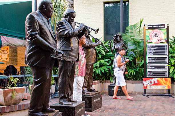 statuen von berühmten der drei größen in new orleans. - cajun food stock-fotos und bilder