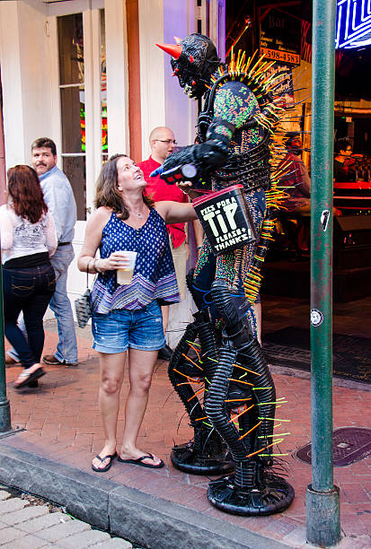 straßenkünstler gekleidet wie ein monster in new orleans. - cajun food stock-fotos und bilder