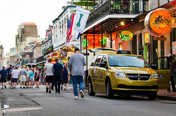 menge von leuten in der bourbon street in new orleans. - cajun food stock-fotos und bilder