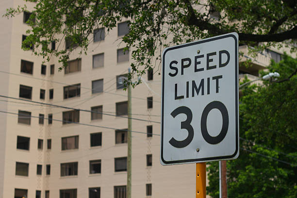 respeitar o limite de velocidade. - speeding ticket imagens e fotografias de stock