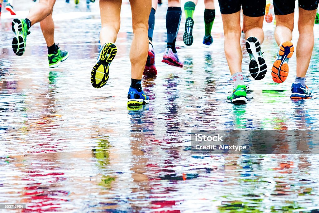 Menschen Laufen in einen marathon auf einem wetted Oberfläche - Lizenzfrei Rennen - Körperliche Aktivität Stock-Foto