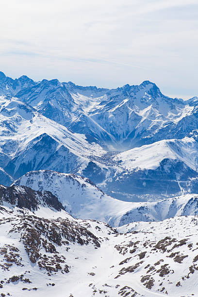 зимний вид на альпы в - альп дюэз стоковые фото и изображения