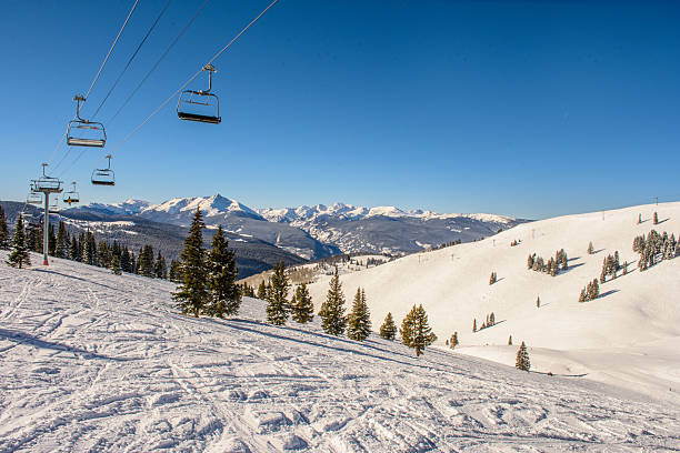 teleféricos para as pistas de esqui nas costas e tigelas de vail - ski resort winter ski slope ski lift - fotografias e filmes do acervo