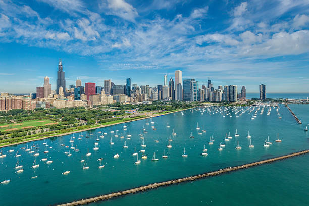 vue aérienne de la ville de chicago - chicago skyline lake nautical vessel photos et images de collection