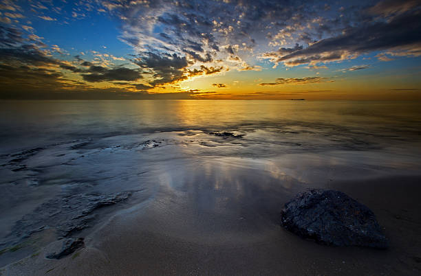 de bamburgh beach sunrise - bamburgh northumberland england beach cloud fotografías e imágenes de stock