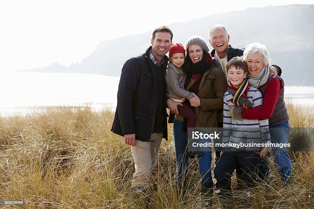 Multi Generation Familie am Winter-Strand Sand Dunes - Lizenzfrei Familie Stock-Foto