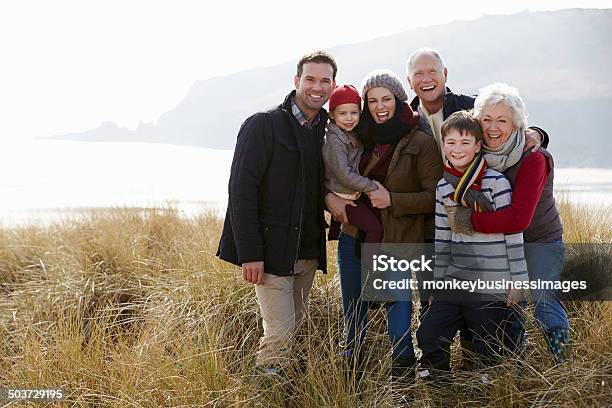 Multi Generation Familie Am Winterstrand Sand Dunes Stockfoto und mehr Bilder von Familie