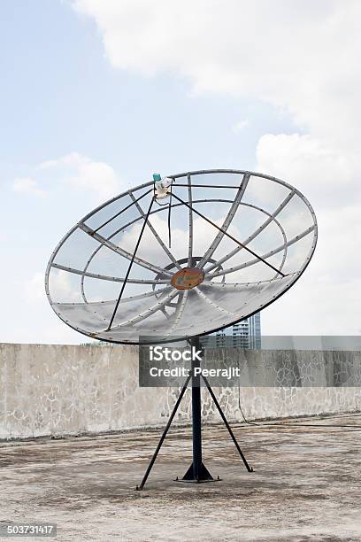 Große Alte Fernsehen Satelliten Auf Dem Dach Am Blauen Himmel Hintergrund Stockfoto und mehr Bilder von Bekommen