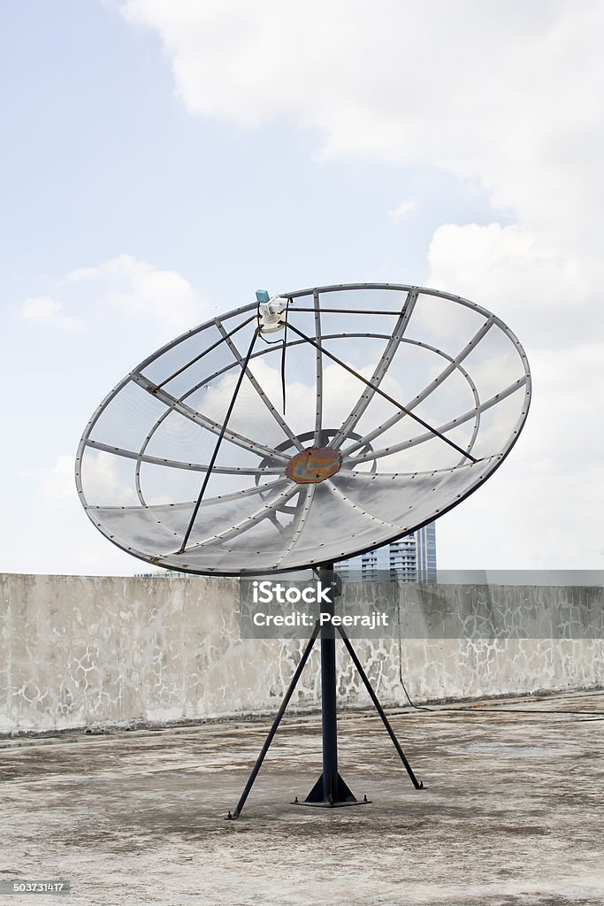 Grand ancien télévision par Satellite sur le toit au ciel bleu en arrière-plan - Photo de Communication libre de droits