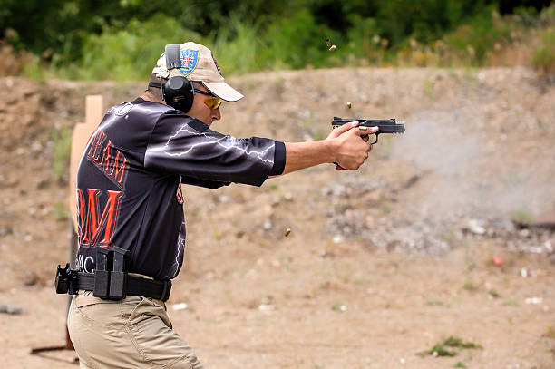 фотосъемка и подачи. открытый тир - target shooting стоковые фото и изображения