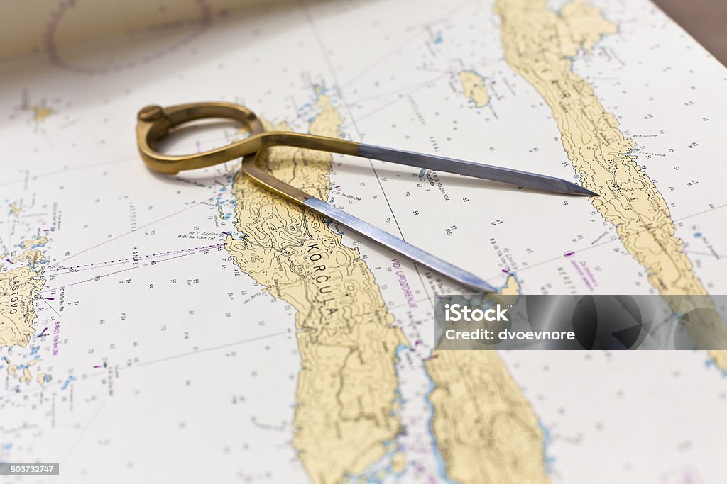 Par de compasses para o mar em um mapa navegação - Foto de stock de Afiado royalty-free