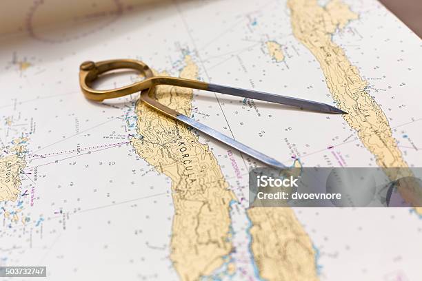Foto de Par De Compasses Para O Mar Em Um Mapa Navegação e mais fotos de stock de Afiado - Afiado, Ciência, Compasso