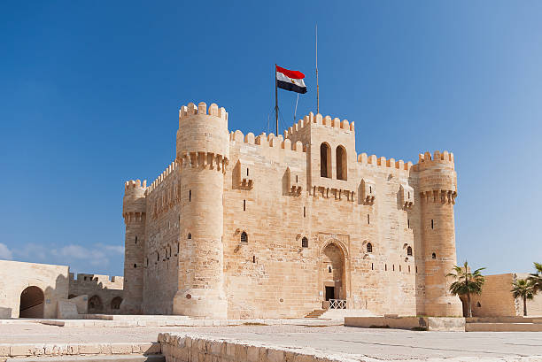 citadelle de qaitbay forteresse et son entrée principale yard, en égypte. - alexandrie photos et images de collection