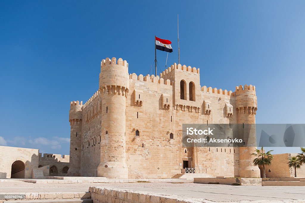 Cidadela de Qaitbay fortaleza e a entrada principal, jardim, Egito. - Foto de stock de Alexandria - Egito royalty-free