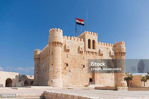 Foto de Cidadela De Qaitbay Fortaleza E A Entrada Principal Jardim Egito e mais fotos de stock de Alexandria - Egito