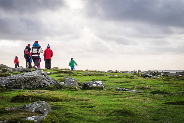 famílias caminha no parque nacional de dartmoor, plymouth, por um frio, dia nublado - dartmoor imagens e fotografias de stock