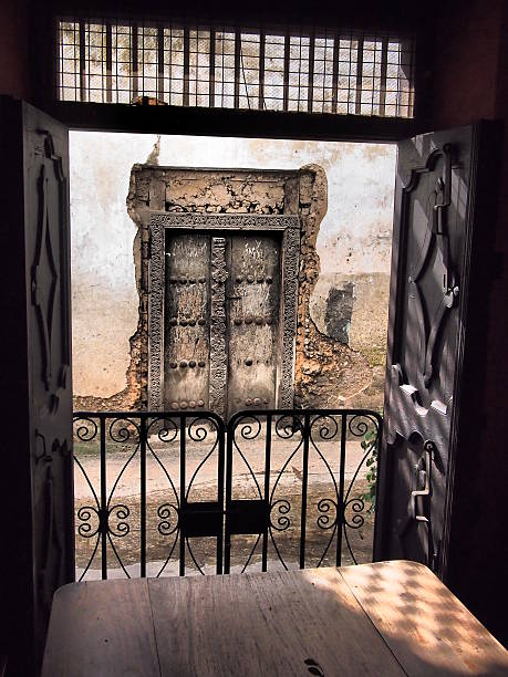 tradicional puerta se observa a través de los postigos de zanzíbar - door townhouse closed outdoors fotografías e imágenes de stock
