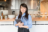 若い日本人女性のマネージャーのカフェ restrant