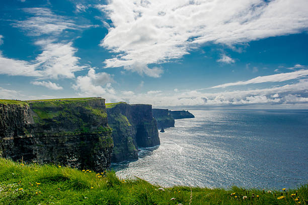 penhascos de moher na irlanda - republic of ireland cliffs of moher cliff galway imagens e fotografias de stock