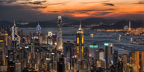 paisagem urbana de hong kong à noite - night sky hong kong architecture - fotografias e filmes do acervo