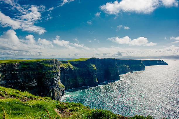 penhascos de moher na irlanda - republic of ireland cliffs of moher cliff galway imagens e fotografias de stock