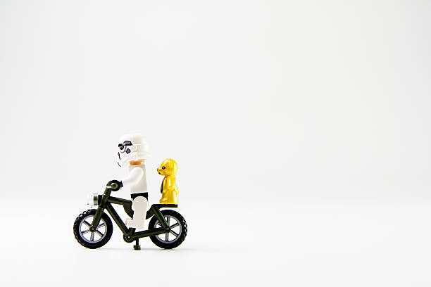 스타워즈 영화: 카약이나 자전거 stomtrooper - lego toy close up characters 뉴스 사진 이미지