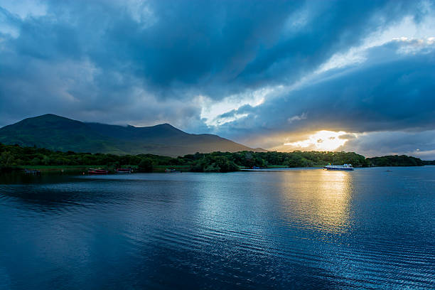 crepúsculo en lough leane en irlanda - lakes of killarney fotografías e imágenes de stock