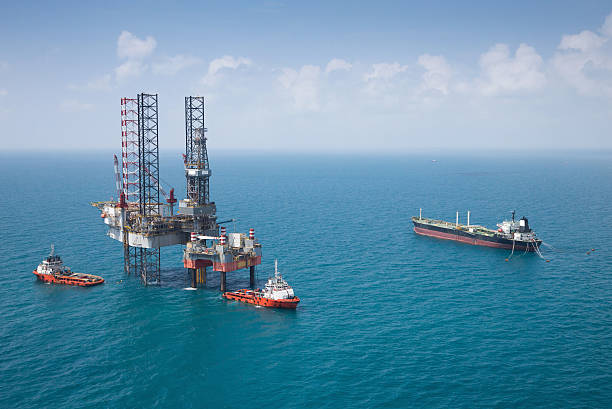 Offshore oil rig drilling platform Offshore oil rig drilling platform in the gulf of Thailand oil derrick crane crane exploration stock pictures, royalty-free photos & images