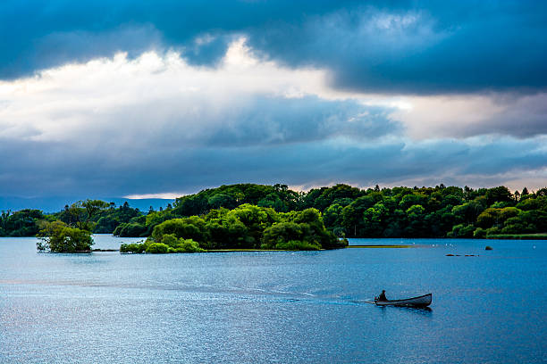 łódź na lough leane w killarney national park w irlandii - lakes of killarney zdjęcia i obrazy z banku zdjęć