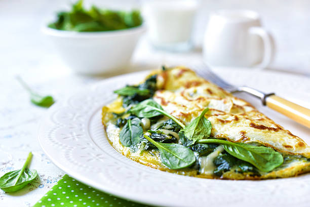 omelette con formaggio spinaci e imbottito. - breakfast salad leaf vegetable foto e immagini stock