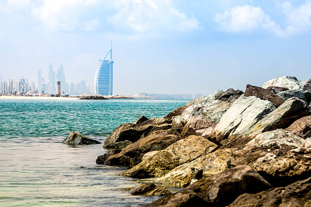 отель burj al арабских, отель класса люкс в дубае, оаэ - beach sand стоковые фото и изображения