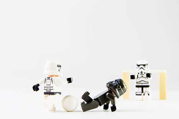 la guerra de las galaxias película: stomtrooper jugando al fútbol - lego toy close up characters fotografías e imágenes de stock