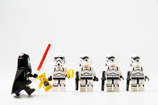звездные войны фильм: stomtrooper стоя в линии - lego toy close up characters стоковые фото и изображения