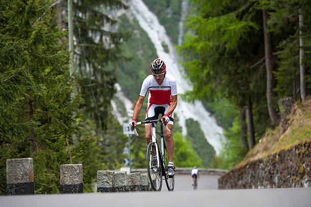 человек roadcycling гору 5- — на велосипеде - подвижный вниз стоковые фото и изображения