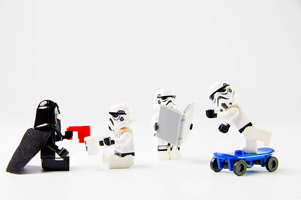 스타워즈 영화: stomtrooper 벨몬트에, 스케이트보드 타기 - lego toy close up characters 뉴스 사진 이미지