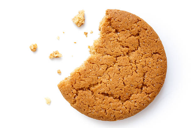 シングルラウンドジンジャー biscuit ます。 - cookie missing bite crumb eaten ストックフォトと画像