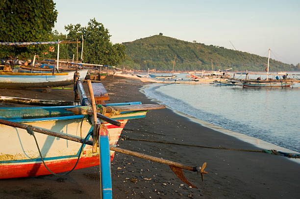 pemuteran 、バリのビーチです。 - jukung ストックフォトと画像