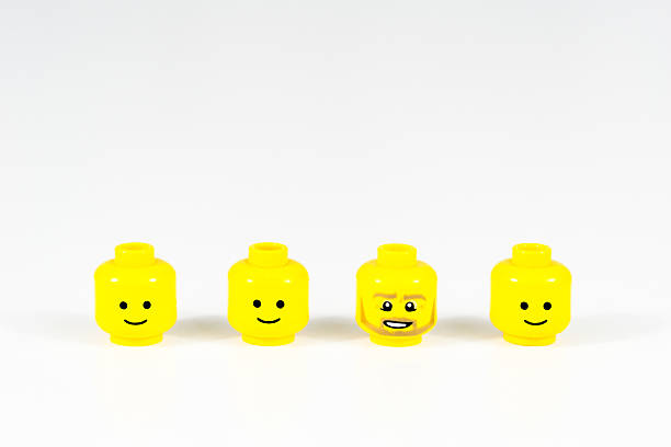 lego mini-abbildung heads - dem menschlichen gesicht ähnliches smiley symbol stock-fotos und bilder