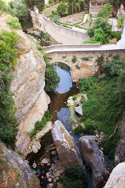 alte brücke in der stadt der ronda in andalusien, spanien - puenta nueva stock-fotos und bilder