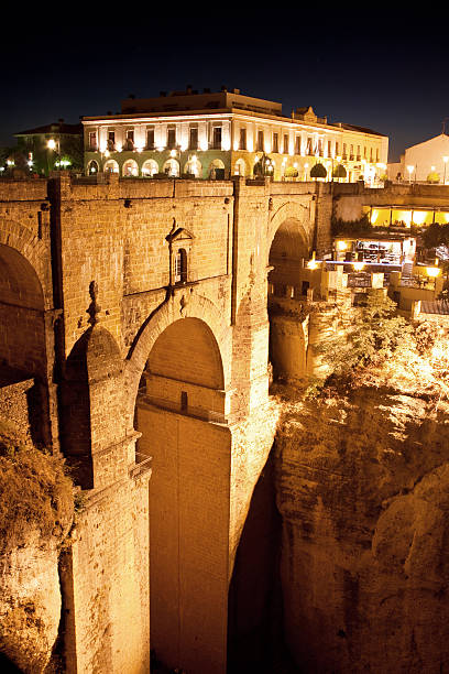 alte brücke in der stadt der ronda in andalusien, spanien - puenta nueva stock-fotos und bilder