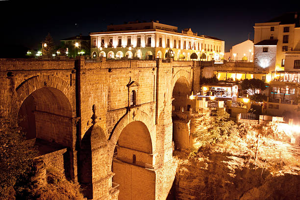 alte brücke in der stadt der ronda in andalusien, spanien - puenta nueva stock-fotos und bilder