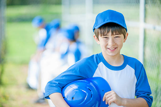 소년만 그의 야구공 균일한 - muscular build in a row blue baseball 뉴스 사진 이미지